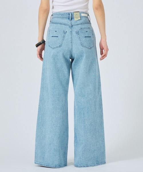 YANUK（ヤヌーク）の「【YANUK】Wide Flare MFT ワイドフレアパンツ（デニムパンツ・レディース・ライトブルー・34/36/38）」の8枚目の写真