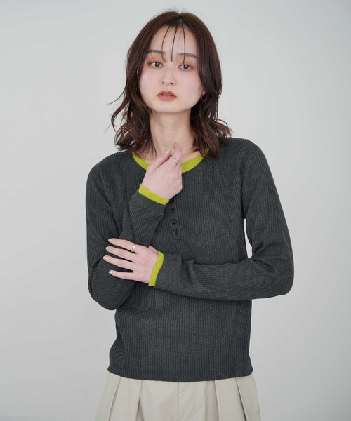 Bulue.（ブルー）の「リブ編み 配色ヘンリープルオーバー 長袖 レイヤード風 リブニット リブトップス 着痩せ 細見え（Tシャツ/カットソー・レディース・ベージュ/アイボリー/チャコールグレー/杢グレー・FREE）」の5枚目の写真