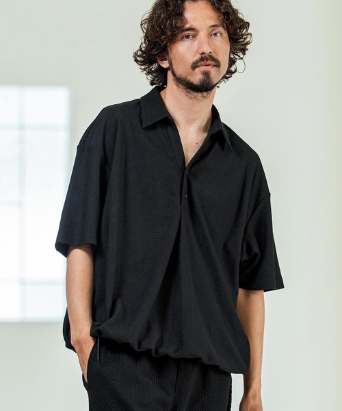 Magine（マージン）の「mhs2546- Poly Knit Skipper Neck Relax Fit Polo Shirt ポロシャツ(MGN-261-005)（ポロシャツ・メンズ・ホワイト/ネイビー/ブラック・48/46/44）」の2枚目の写真