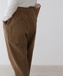 後ろ姿に注目!超伸縮ストレッチパンツ