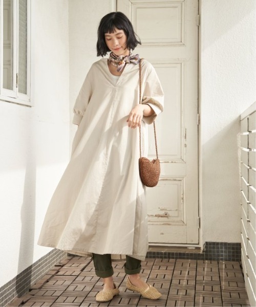 LBC(エルビーシー)の「コットンスキッパーロングワンピース(ワンピース・レディース・カーキ/ベージュ/チャコール・M)」の4枚目の写真