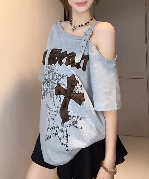 lilful（リルフル）の「【26年春夏新作】Y2K ファーパッチロゴ クロスモチーフ ベルトワンショルダー オーバーサイズTシャツ（Tシャツ/カットソー・レディース・グレー・L/M）」の3枚目の写真