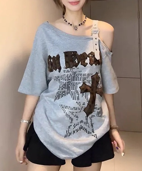 lilful（リルフル）の「【26年春夏新作】Y2K ファーパッチロゴ クロスモチーフ ベルトワンショルダー オーバーサイズTシャツ（Tシャツ/カットソー・レディース・グレー・L/M）」の5枚目の写真