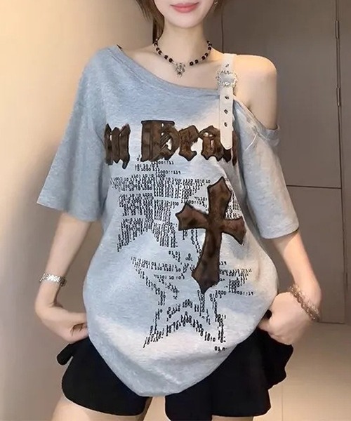 lilful（リルフル）の「【26年春夏新作】Y2K ファーパッチロゴ クロスモチーフ ベルトワンショルダー オーバーサイズTシャツ（Tシャツ/カットソー・レディース・グレー・L/M）」の4枚目の写真