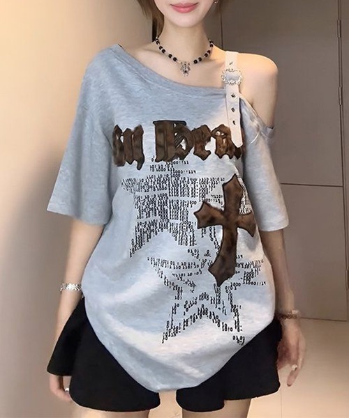 lilful（リルフル）の「【26年春夏新作】Y2K ファーパッチロゴ クロスモチーフ ベルトワンショルダー オーバーサイズTシャツ（Tシャツ/カットソー・レディース・グレー・L/M）」の2枚目の写真
