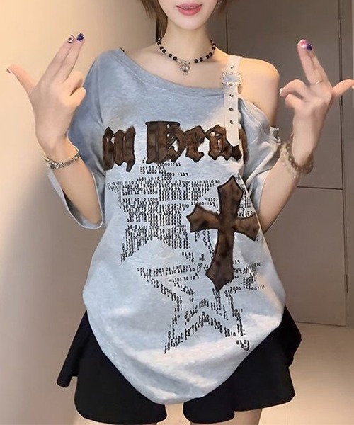 lilful（リルフル）の「【26年春夏新作】Y2K ファーパッチロゴ クロスモチーフ ベルトワンショルダー オーバーサイズTシャツ（Tシャツ/カットソー・レディース・グレー・L/M）」の6枚目の写真