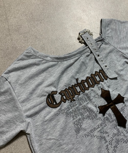 lilful（リルフル）の「【26年春夏新作】Y2K ファーパッチロゴ クロスモチーフ ベルトワンショルダー オーバーサイズTシャツ（Tシャツ/カットソー・レディース・グレー・L/M）」の13枚目の写真