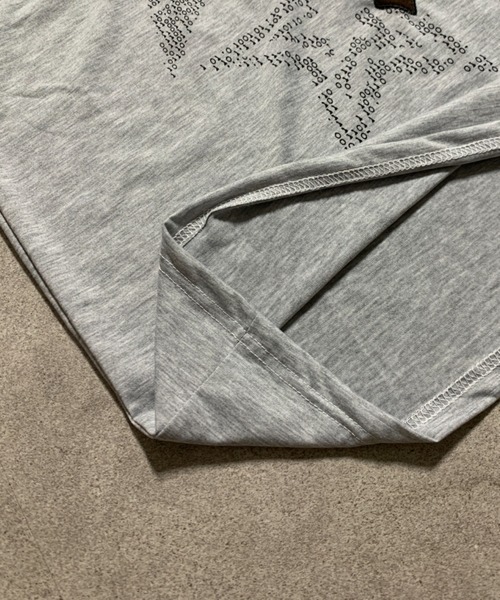 lilful（リルフル）の「【26年春夏新作】Y2K ファーパッチロゴ クロスモチーフ ベルトワンショルダー オーバーサイズTシャツ（Tシャツ/カットソー・レディース・グレー・L/M）」の11枚目の写真