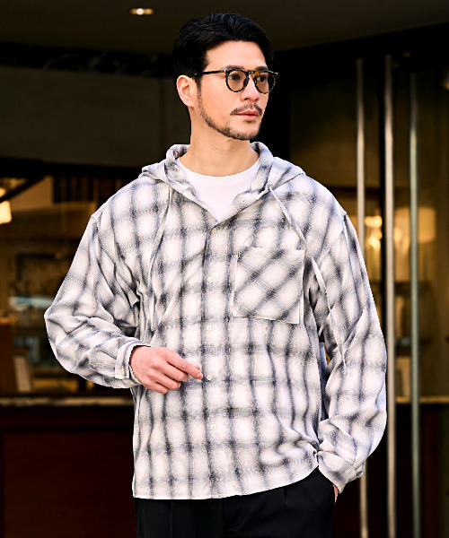 CavariA（キャバリア）の「『CavariA/キャバリア』先染めフードシャツ（シャツ/ブラウス・メンズ・ブラック/ホワイト/ブルー・M/L）」の2枚目の写真