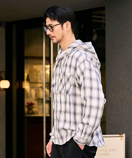 CavariA（キャバリア）の「『CavariA/キャバリア』先染めフードシャツ（シャツ/ブラウス・メンズ・ブラック/ホワイト/ブルー・M/L）」の4枚目の写真