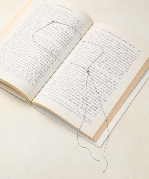 COLONY 2139（コロニートゥーワンスリーナイン）の「スレンダードロップループタイ（ネックレス・レディース・ゴールド/シルバー・FREE）」の4枚目の写真