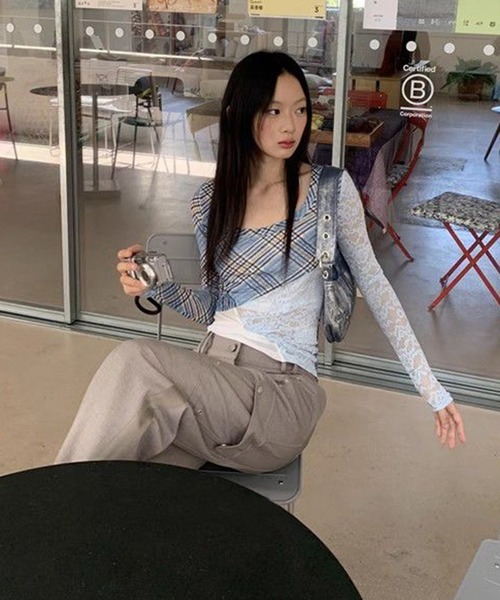 AsheKsha（アシクシャ）の「Y2Kスタイルのレース柄スリムフィット長袖（Tシャツ/カットソー・レディース・ブルー・F）」の15枚目の写真