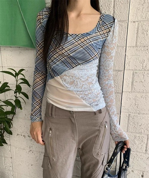 AsheKsha（アシクシャ）の「Y2Kスタイルのレース柄スリムフィット長袖（Tシャツ/カットソー・レディース・ブルー・F）」の2枚目の写真