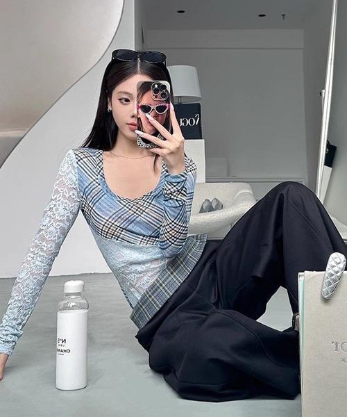 AsheKsha（アシクシャ）の「Y2Kスタイルのレース柄スリムフィット長袖（Tシャツ/カットソー・レディース・ブルー・F）」の4枚目の写真