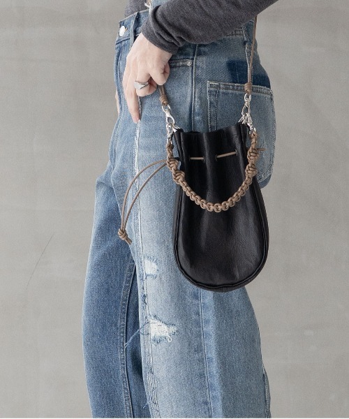 Senti(センティ)の「SENTI Dyneema Leather MEDICINE BAG M+HAND STRAP / ダイニーマレザー メディスンバッグ M+ハンドストラップ(ショルダーバッグ・メンズ・ブラック系その他/ブラック・FREE)」の2枚目の写真