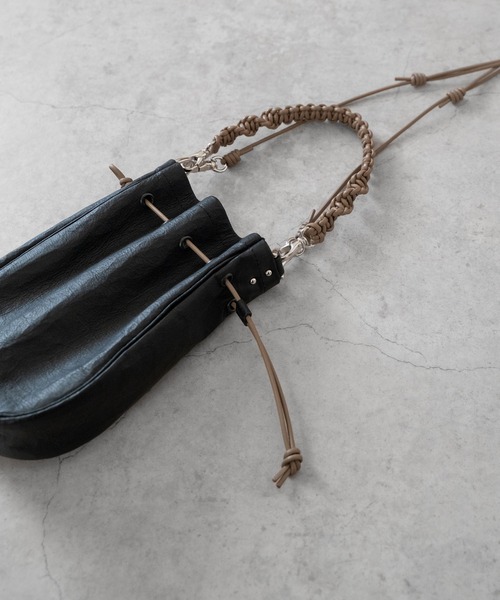 Senti(センティ)の「SENTI Dyneema Leather MEDICINE BAG M+HAND STRAP / ダイニーマレザー メディスンバッグ M+ハンドストラップ(ショルダーバッグ・メンズ・ブラック系その他/ブラック・FREE)」の13枚目の写真