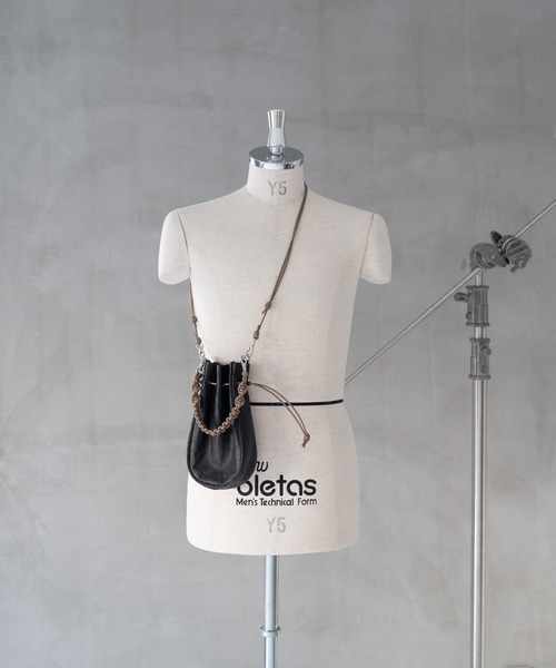Senti(センティ)の「SENTI Dyneema Leather MEDICINE BAG M+HAND STRAP / ダイニーマレザー メディスンバッグ M+ハンドストラップ(ショルダーバッグ・メンズ・ブラック系その他/ブラック・FREE)」の22枚目の写真