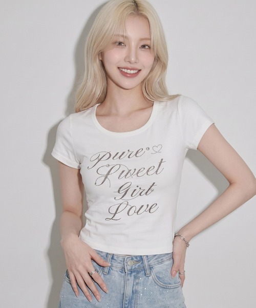 .KOM(ドットコム)の「A'GEM/9 × .kom 『.KOM/ドットケーオーエム』ラインストーンレタリング半袖Tシャツ(Tシャツ/カットソー・レディース・ホワイト/グレー・FREE)」の1枚目の写真