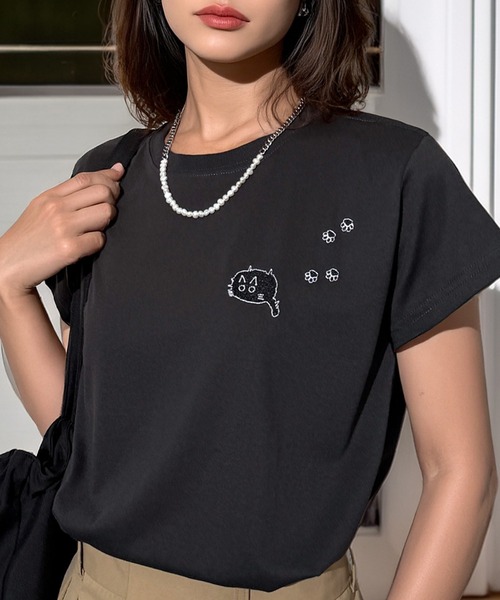 Candlestick(キャンドルスティック)の「フットスタンプネコ刺繍 コンパクトTシャツ(Tシャツ/カットソー・レディース・ホワイト/ブラック/スミクロ・FREE)」の3枚目の写真