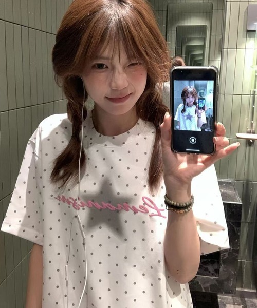 AsheKsha(アシクシャ)の「キュートでクールなドット柄のルーズフィット半袖Tシャツ(Tシャツ/カットソー・レディース・ホワイト・M)」の4枚目の写真
