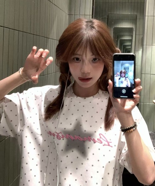 AsheKsha(アシクシャ)の「キュートでクールなドット柄のルーズフィット半袖Tシャツ(Tシャツ/カットソー・レディース・ホワイト・M)」の2枚目の写真