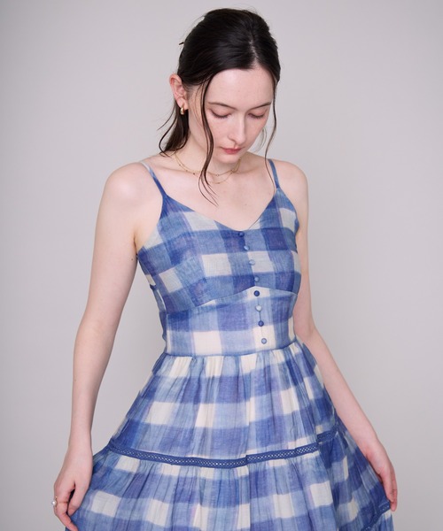 MISCH MASCH(ミッシュマッシュ)の「2026春夏新作 チェック柄ティアードキャミワンピース(ワンピース・レディース・ベージュ/ブルー・フリ-)」の7枚目の写真