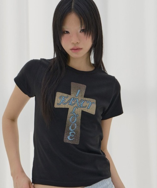 FANCY CLUB(ファンシークラブ)の「【FANCY CLUB】FROSS GLOSSY TEE / 【ファンシークラブ】フロスグロッシークロス半袖Tシャツ(Tシャツ/カットソー・レディース・ブラック/ホワイト・ONE SIZE)」の2枚目の写真