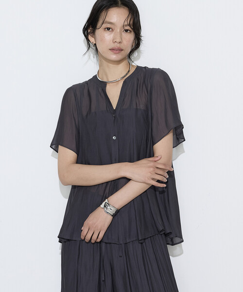 K.T KIYOKO TAKASE(キヨコタカセ)の「【セットアップ対応】カッセンシフォンオーガンジー フレアブラウス(シャツ/ブラウス・レディース・サックスブルー/チャコール/ベージュ・9号/11号)」の6枚目の写真