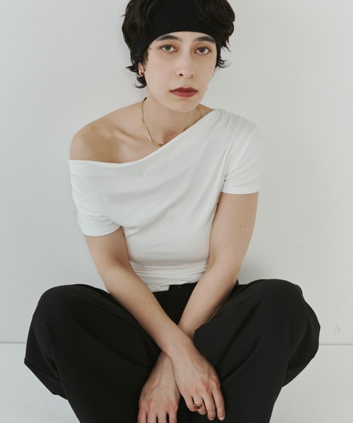 VION(ヴィオン)の「ドレープタイトオフショルダートップ / Draped Tight Off-Shoulder Top(Tシャツ/カットソー・レディース・ホワイト/ブラック・FREE)」の1枚目の写真
