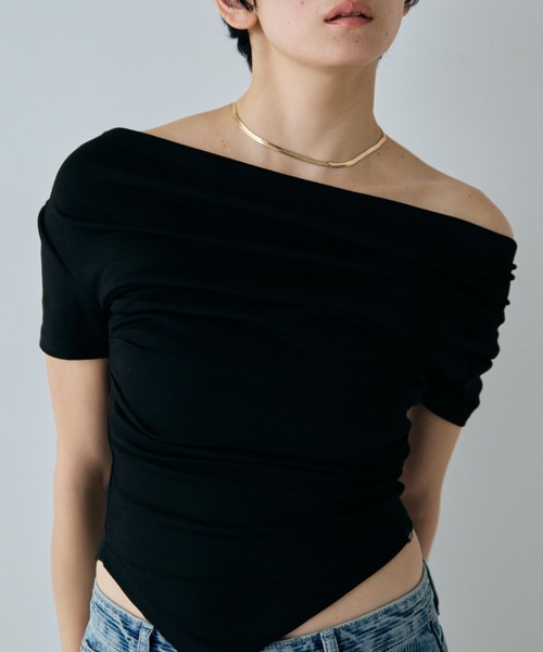 VION(ヴィオン)の「ドレープタイトオフショルダートップ / Draped Tight Off-Shoulder Top(Tシャツ/カットソー・レディース・ホワイト/ブラック・FREE)」の2枚目の写真