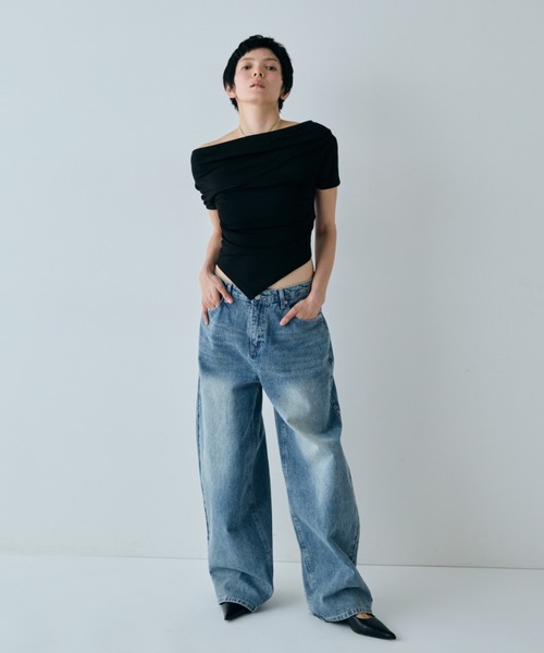 VION(ヴィオン)の「ドレープタイトオフショルダートップ / Draped Tight Off-Shoulder Top(Tシャツ/カットソー・レディース・ホワイト/ブラック・FREE)」の4枚目の写真