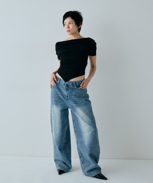 VION(ヴィオン)の「ドレープタイトオフショルダートップ / Draped Tight Off-Shoulder Top(Tシャツ/カットソー・レディース・ホワイト/ブラック・FREE)」の5枚目の写真