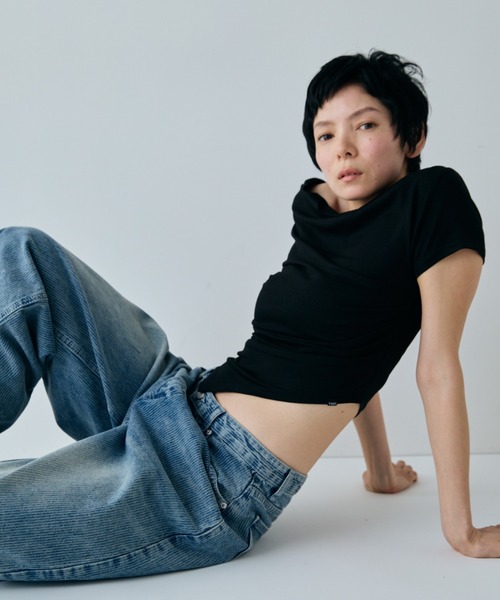 VION(ヴィオン)の「ドレープタイトオフショルダートップ / Draped Tight Off-Shoulder Top(Tシャツ/カットソー・レディース・ホワイト/ブラック・FREE)」の8枚目の写真