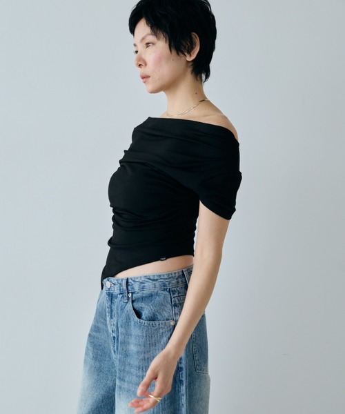 VION(ヴィオン)の「ドレープタイトオフショルダートップ / Draped Tight Off-Shoulder Top(Tシャツ/カットソー・レディース・ホワイト/ブラック・FREE)」の6枚目の写真