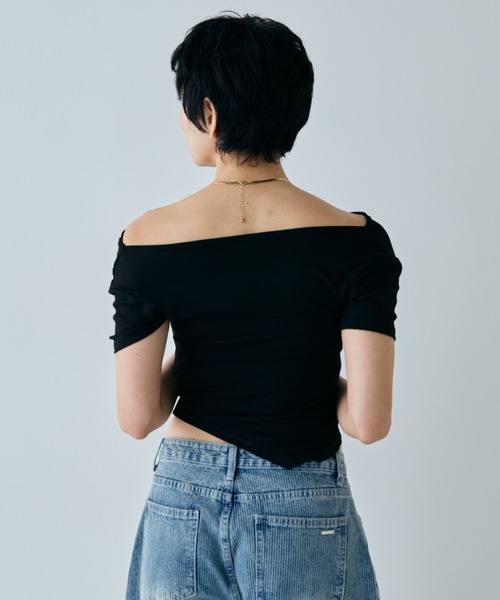 VION(ヴィオン)の「ドレープタイトオフショルダートップ / Draped Tight Off-Shoulder Top(Tシャツ/カットソー・レディース・ホワイト/ブラック・FREE)」の7枚目の写真