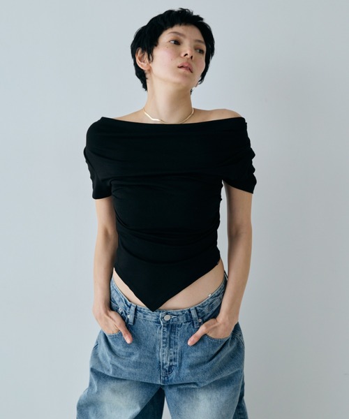 VION(ヴィオン)の「ドレープタイトオフショルダートップ / Draped Tight Off-Shoulder Top(Tシャツ/カットソー・レディース・ホワイト/ブラック・FREE)」の3枚目の写真
