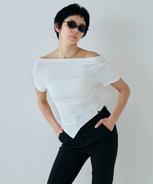 VION(ヴィオン)の「ドレープタイトオフショルダートップ / Draped Tight Off-Shoulder Top(Tシャツ/カットソー・レディース・ホワイト/ブラック・FREE)」の10枚目の写真
