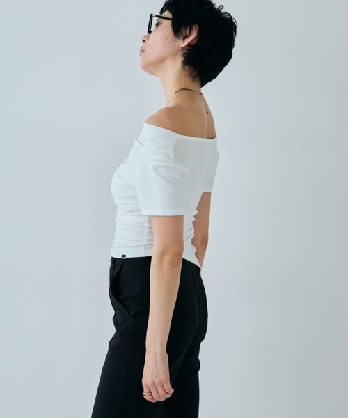 VION(ヴィオン)の「ドレープタイトオフショルダートップ / Draped Tight Off-Shoulder Top(Tシャツ/カットソー・レディース・ホワイト/ブラック・FREE)」の11枚目の写真