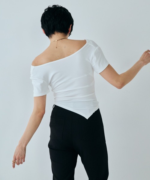 VION(ヴィオン)の「ドレープタイトオフショルダートップ / Draped Tight Off-Shoulder Top(Tシャツ/カットソー・レディース・ホワイト/ブラック・FREE)」の12枚目の写真