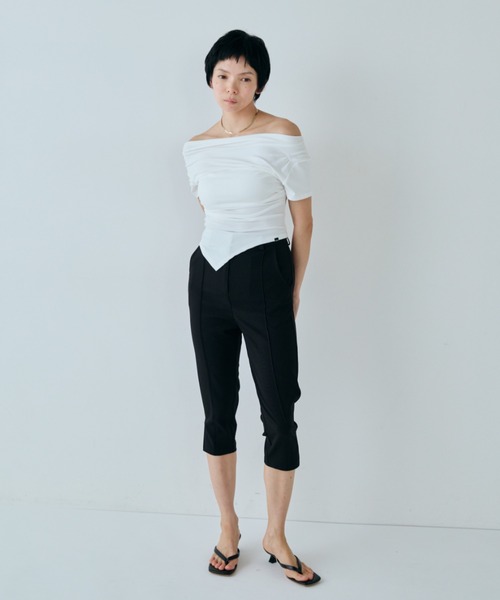 VION(ヴィオン)の「ドレープタイトオフショルダートップ / Draped Tight Off-Shoulder Top(Tシャツ/カットソー・レディース・ホワイト/ブラック・FREE)」の9枚目の写真
