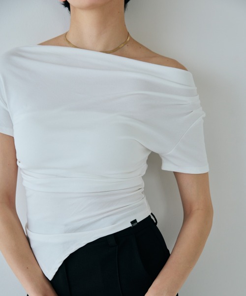 VION(ヴィオン)の「ドレープタイトオフショルダートップ / Draped Tight Off-Shoulder Top(Tシャツ/カットソー・レディース・ホワイト/ブラック・FREE)」の13枚目の写真