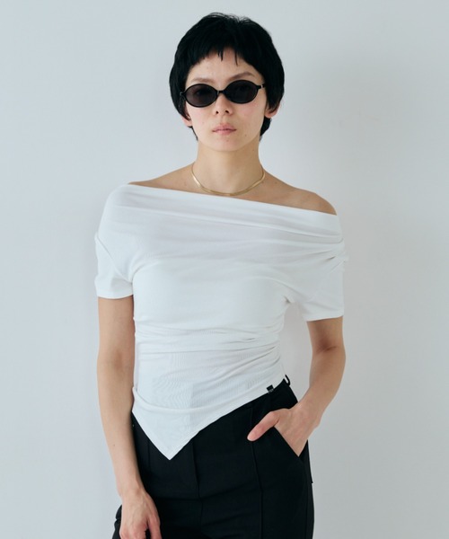 VION(ヴィオン)の「ドレープタイトオフショルダートップ / Draped Tight Off-Shoulder Top(Tシャツ/カットソー・レディース・ホワイト/ブラック・FREE)」の15枚目の写真