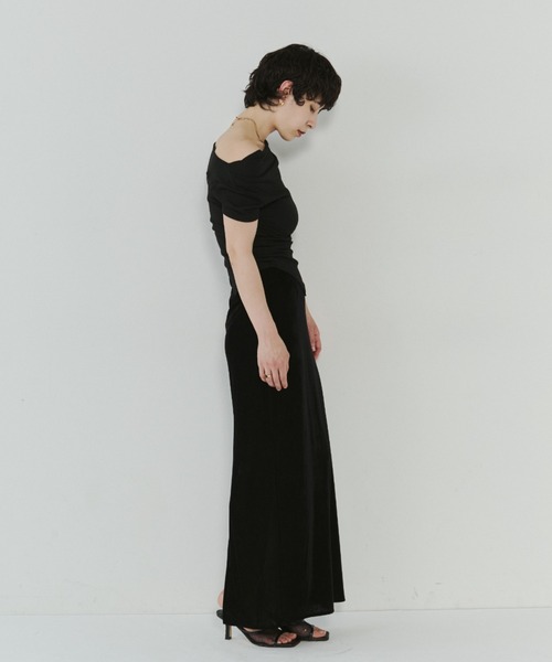 VION(ヴィオン)の「ドレープタイトオフショルダートップ / Draped Tight Off-Shoulder Top(Tシャツ/カットソー・レディース・ホワイト/ブラック・FREE)」の17枚目の写真