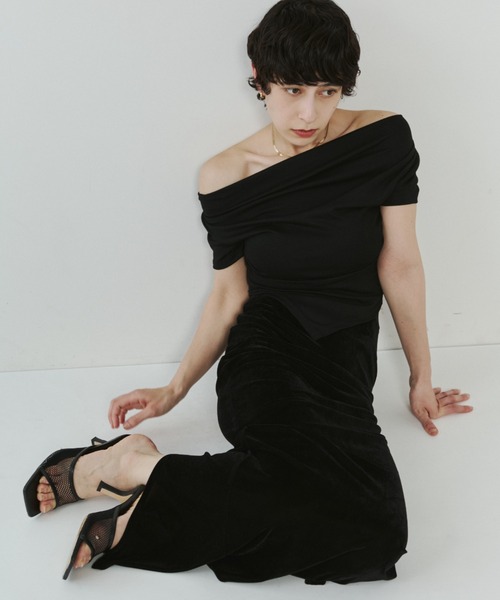 VION(ヴィオン)の「ドレープタイトオフショルダートップ / Draped Tight Off-Shoulder Top(Tシャツ/カットソー・レディース・ホワイト/ブラック・FREE)」の19枚目の写真