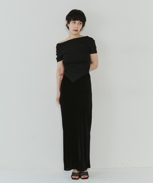 VION(ヴィオン)の「ドレープタイトオフショルダートップ / Draped Tight Off-Shoulder Top(Tシャツ/カットソー・レディース・ホワイト/ブラック・FREE)」の16枚目の写真