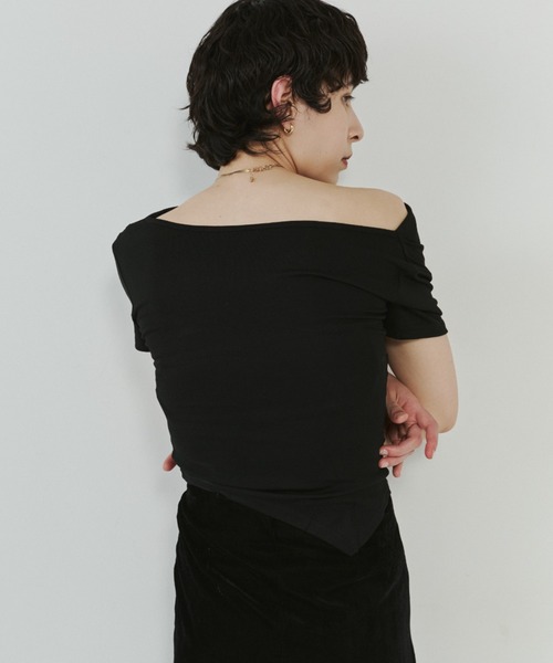 VION(ヴィオン)の「ドレープタイトオフショルダートップ / Draped Tight Off-Shoulder Top(Tシャツ/カットソー・レディース・ホワイト/ブラック・FREE)」の18枚目の写真