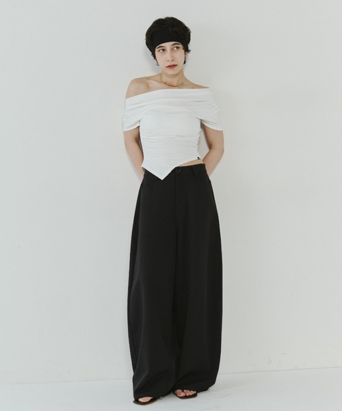 VION(ヴィオン)の「ドレープタイトオフショルダートップ / Draped Tight Off-Shoulder Top(Tシャツ/カットソー・レディース・ホワイト/ブラック・FREE)」の21枚目の写真
