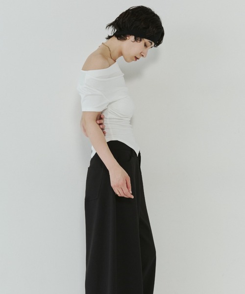 VION(ヴィオン)の「ドレープタイトオフショルダートップ / Draped Tight Off-Shoulder Top(Tシャツ/カットソー・レディース・ホワイト/ブラック・FREE)」の22枚目の写真