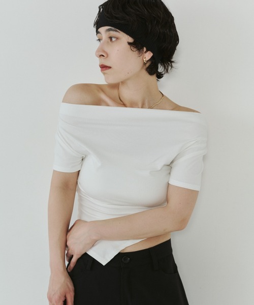 VION(ヴィオン)の「ドレープタイトオフショルダートップ / Draped Tight Off-Shoulder Top(Tシャツ/カットソー・レディース・ホワイト/ブラック・FREE)」の20枚目の写真