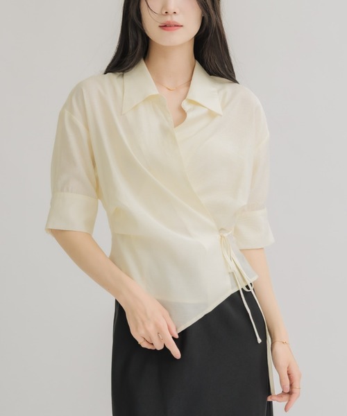 NEUNA(ヌナ)の「【着るだけでウエスト爆誕!!】カシュクールリボンハーフスリーブシャツ(シャツ/ブラウス・レディース・アイボリー/ネイビー・FREE)」の2枚目の写真